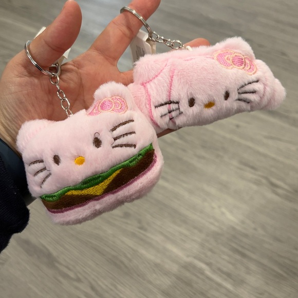 Hello Kitty ♥️ Keychains - Fluffy 🍔 & Fluffy 🥐 HK - Picture 2 of 6